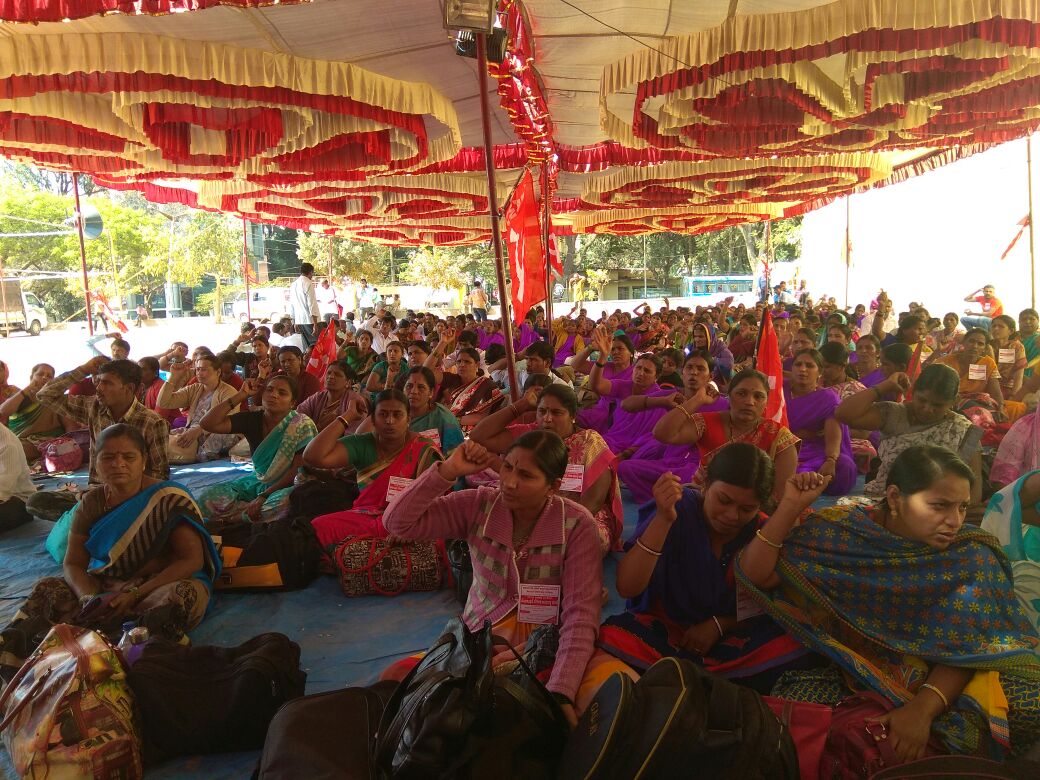 ಸೇವಾ ಭದ್ರತೆಗೆ ಆಗ್ರಹ: ಹೊರಗುತ್ತಿಗೆ ಹಾಸ್ಟೆಲ್ ನೌಕರರ ಧರಣಿ 2 ನೆ ದಿನಕ್ಕೆ